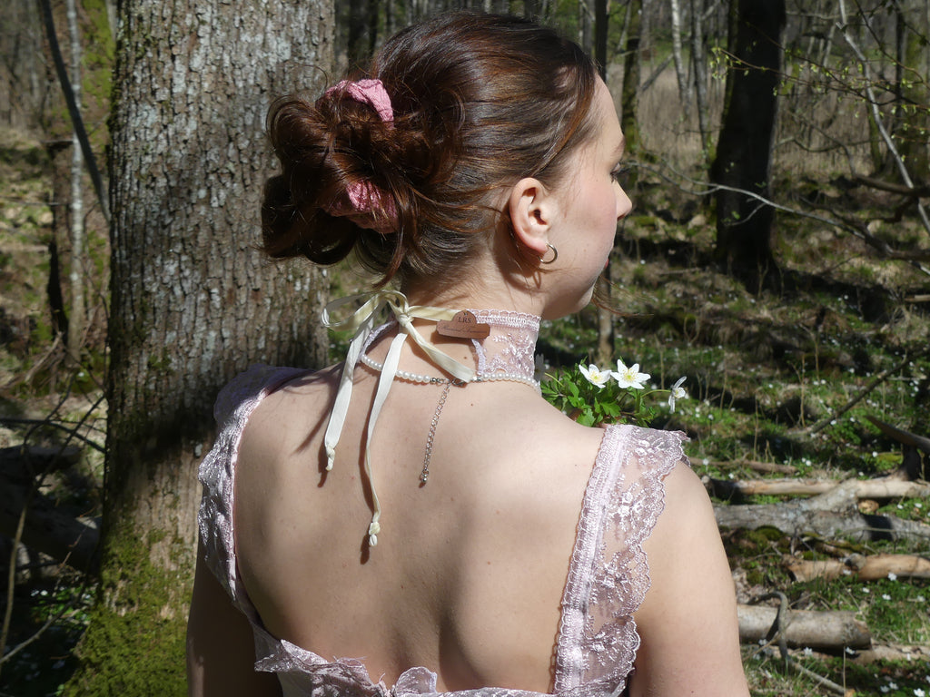 The Curtain Choker