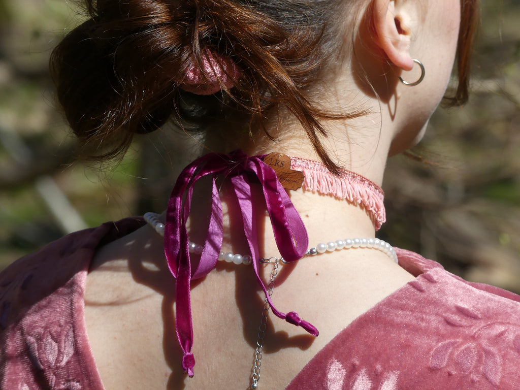The Curtain Choker